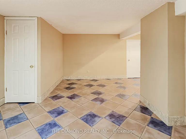 3927 Bloor St W — Photo 31