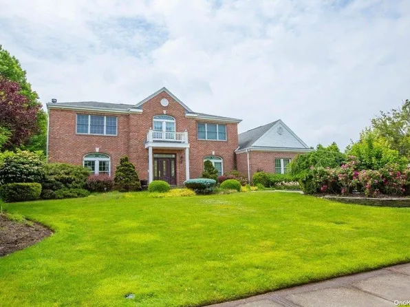 14 Caumsett Farms Lane, Woodbury, NY 11797
