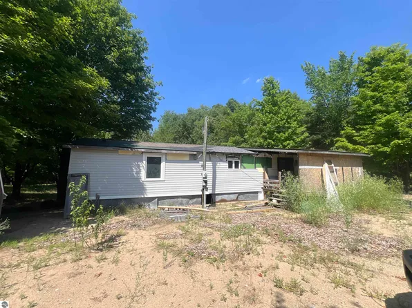 425 Camelot Trl SE, Kalkaska, MI 49646