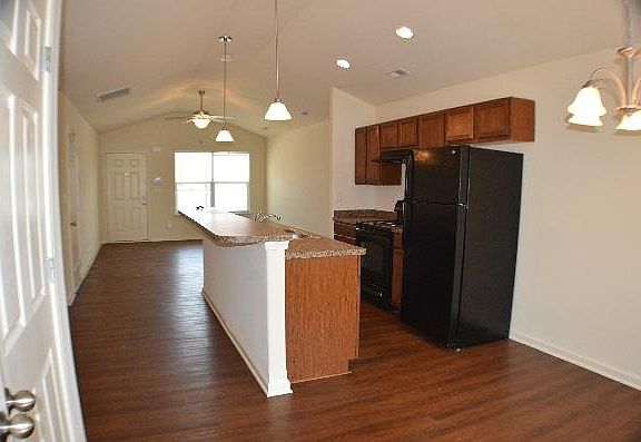2nd image of 305 White Oak Trce