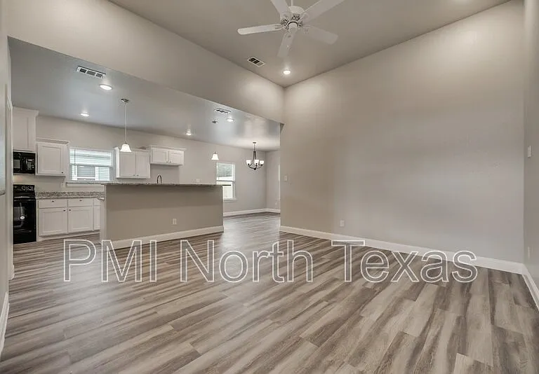 1518 Walworth St — Photo 2