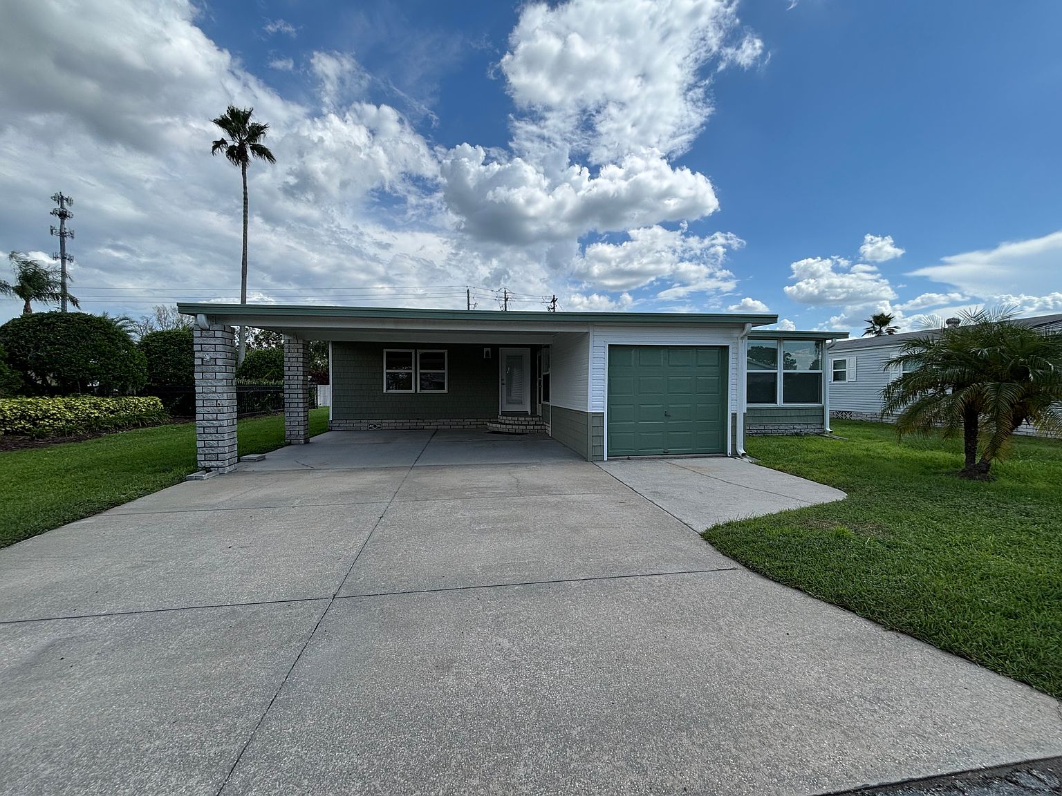 1 Hampton Dr E #1