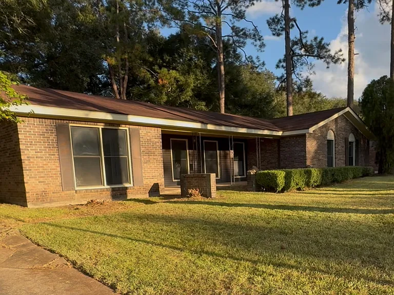 1216 Augusta Dr — Photo 1