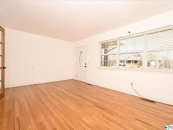 3rd image of 722 Scenic Dr NE