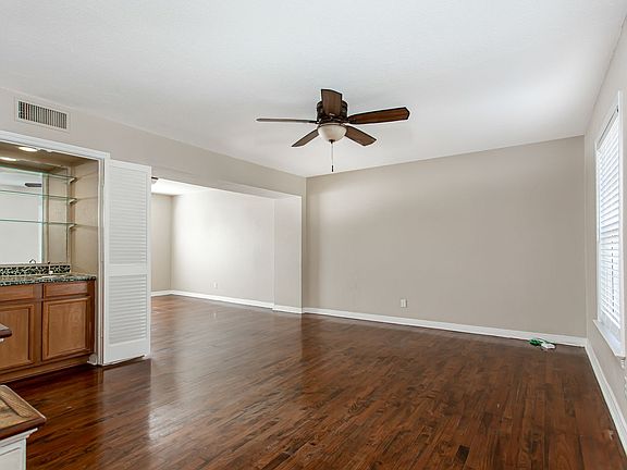 4th image of 6460 Bordeaux Ave #6460