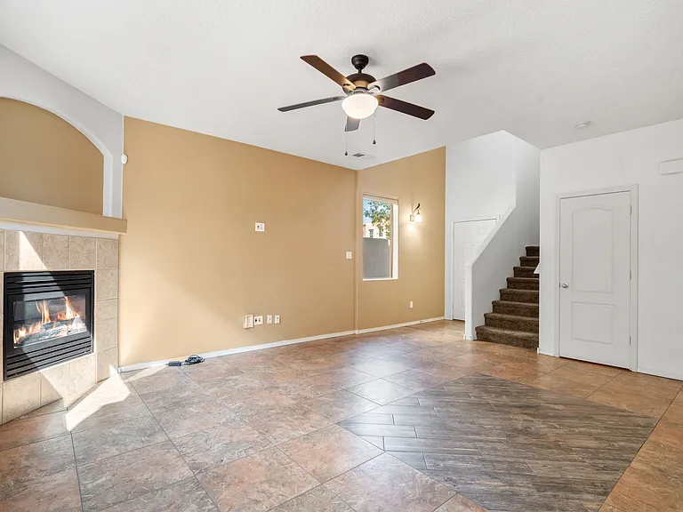 1932 Cortina Loop SE — Photo 5