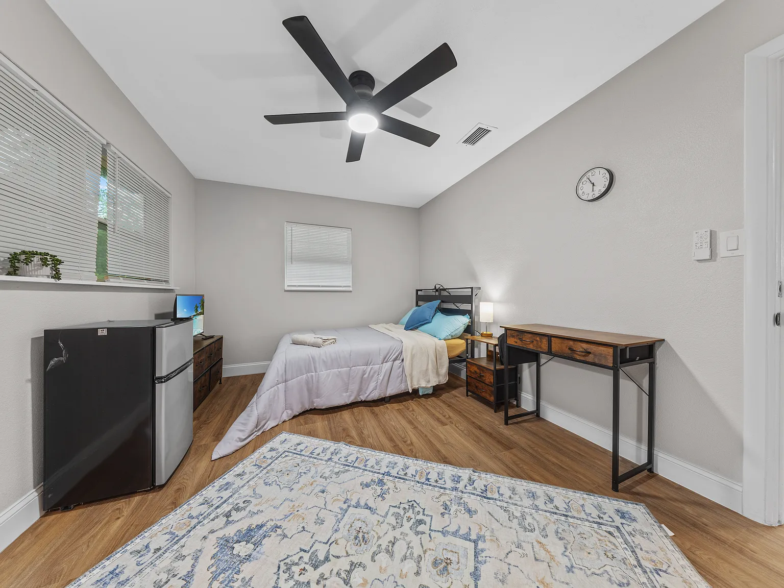 7 bed, 1276 sqft, $900 — Photo 1