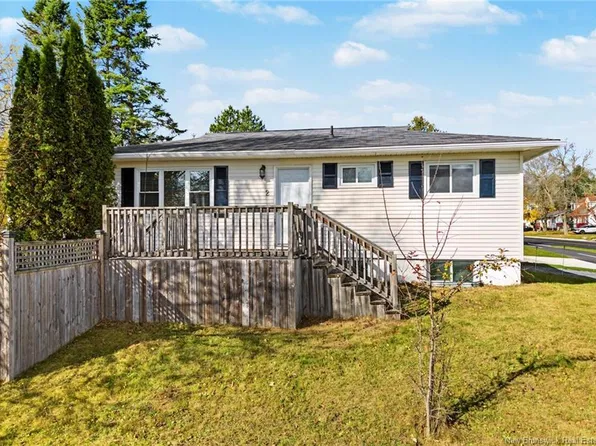 2 McInnis Ct, Fredericton, NB E3A 4G9