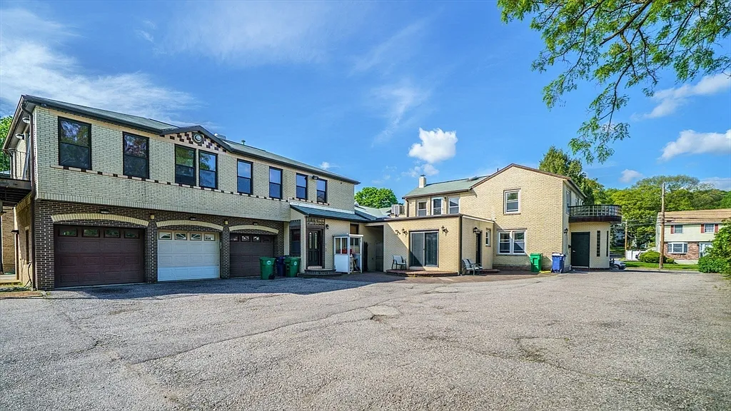 3 bed, 2.0 bath, 1850 sqft, $4,400 — Photo 1