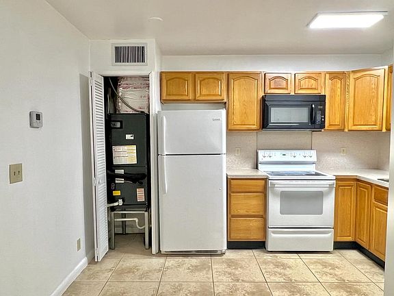 3rd image of 1412 SW 41st Ave #1