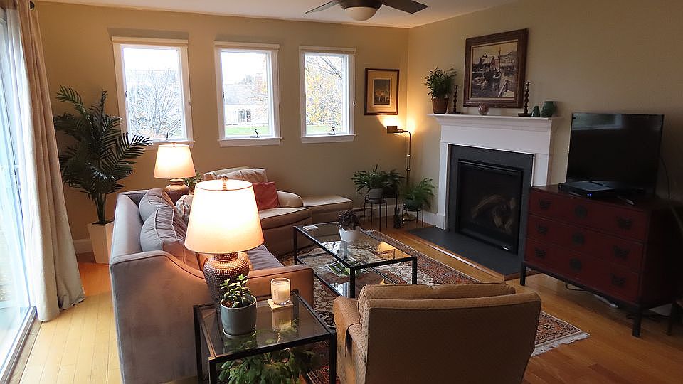 Living room w gas fireplace