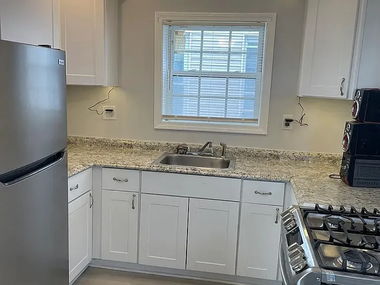 969 Maplewood Ave — Photo 3