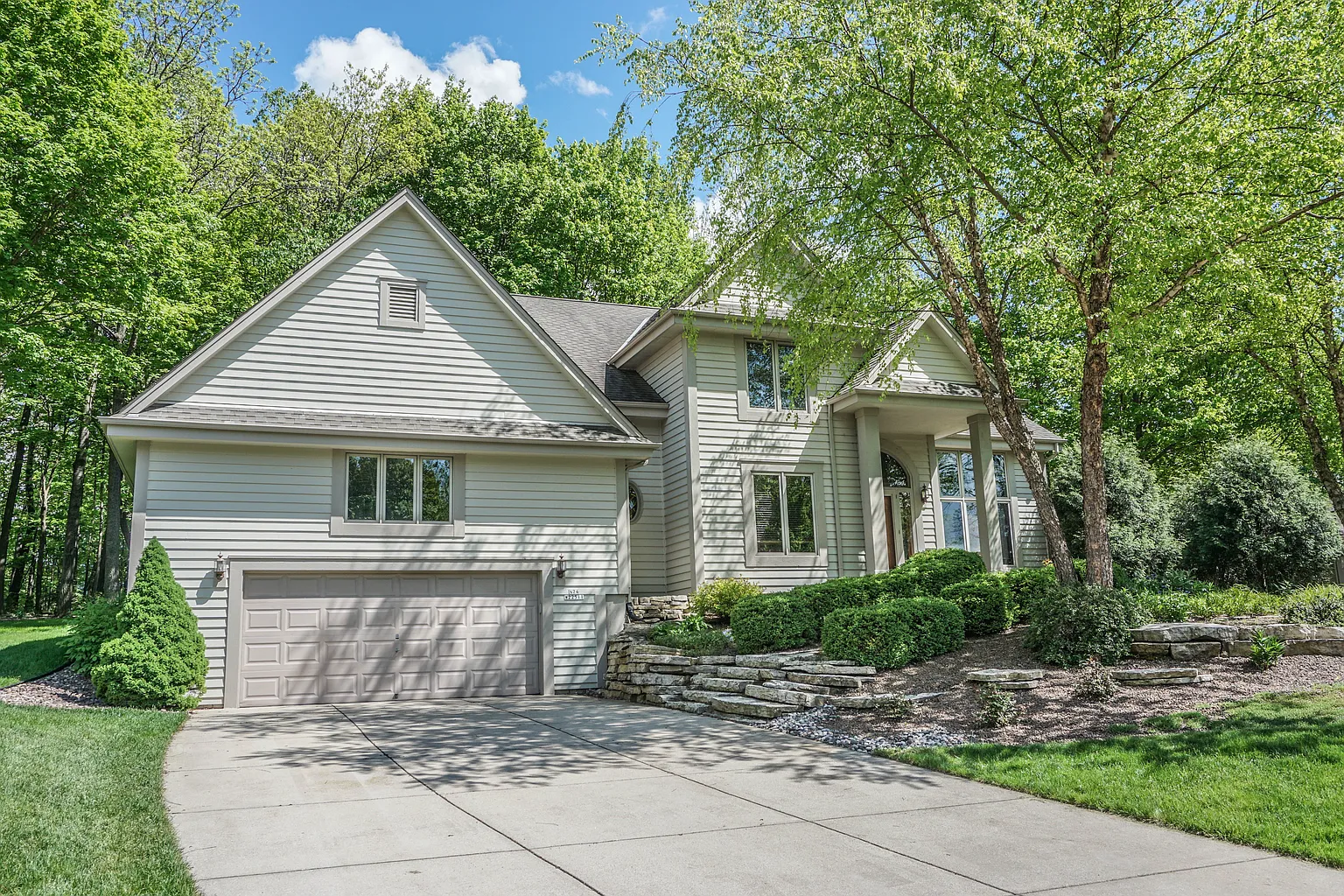 N74W22511 Twin Oaks Ct photo 1