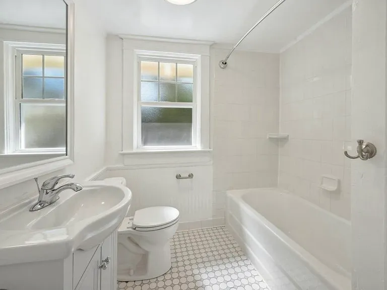 687 N McLean Blvd — Photo 5