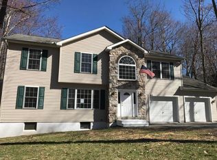 8115 Mayfair Rd, Tobyhanna, PA 18466