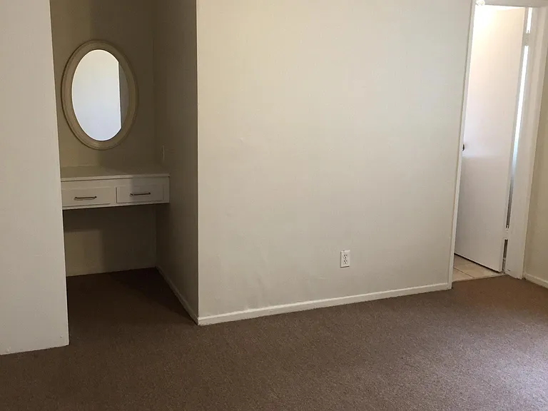 Bed 1 Dressing area