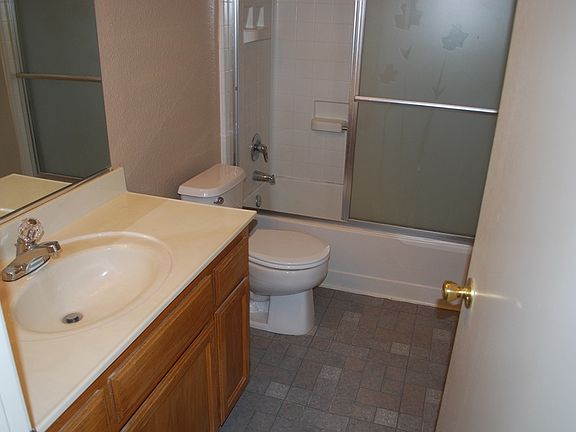 3rd image of 4033 Grosvenor Ln