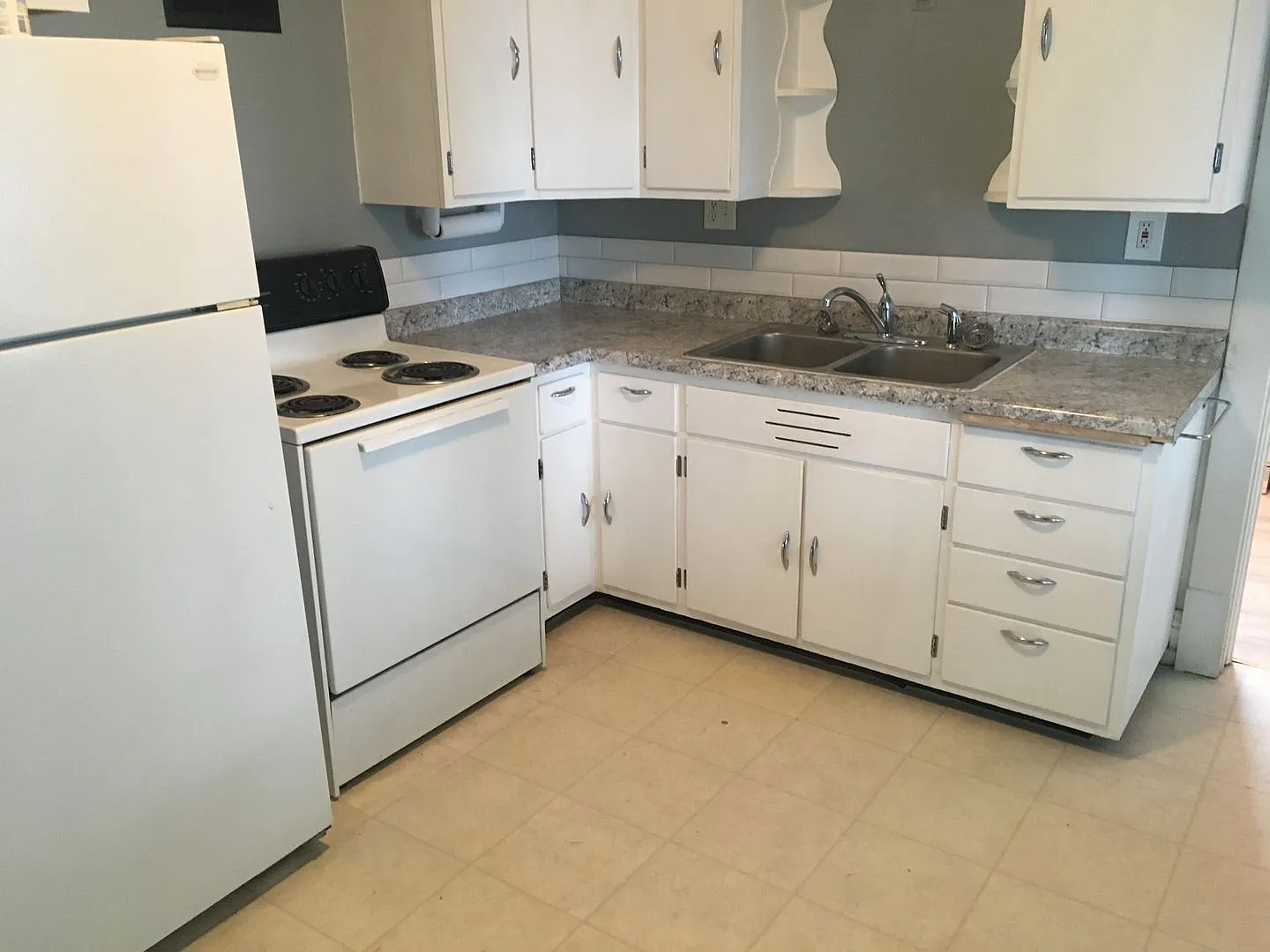 Spacious 1-bedroom Upper Near UWSP Campus — Photo 2
