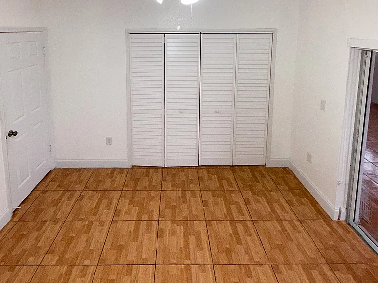 Room 1 / Cuarto 1