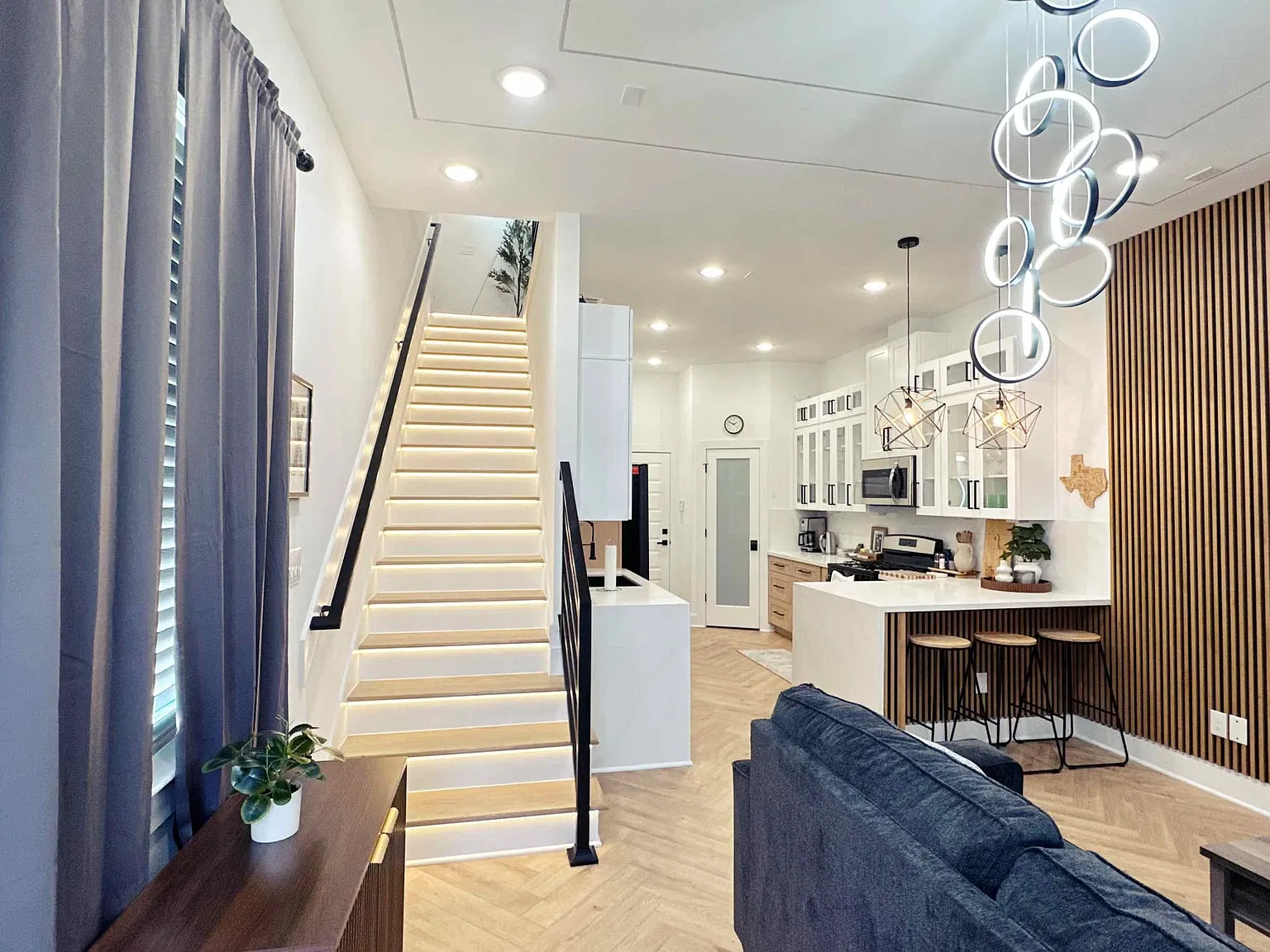 3 bed, $2,900 — Photo 2