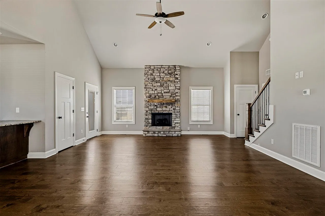 3 bed, 1868 sqft, $2,200 — Photo 3