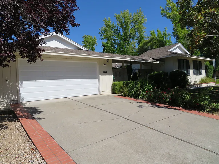 886 Stonehaven Dr — Photo 3