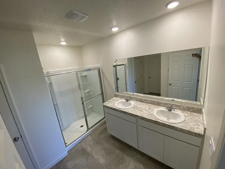 510 Old Country Rd S — Photo 4
