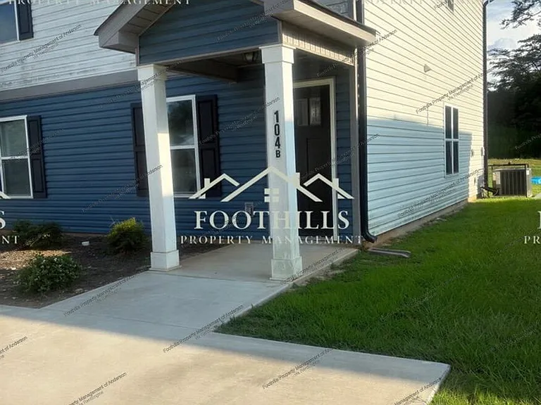 104 David St #B — Photo 1