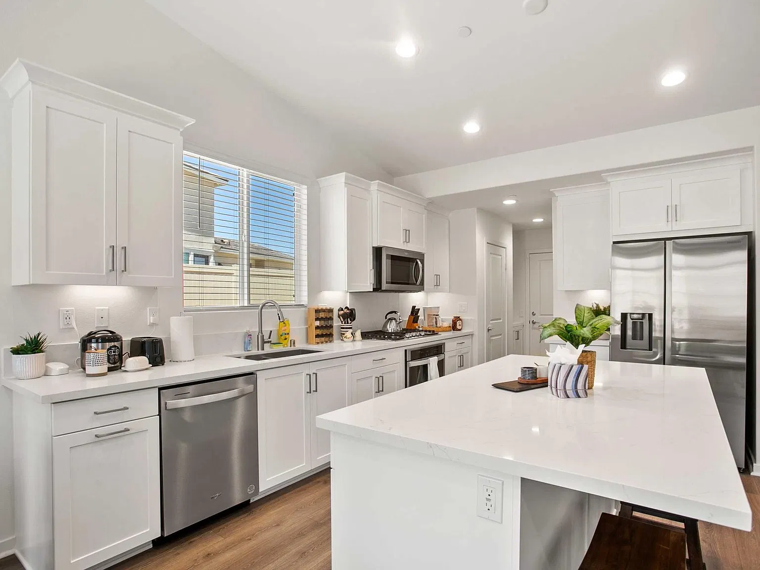 5 bed, 2537 sqft, $6,500 — Photo 3