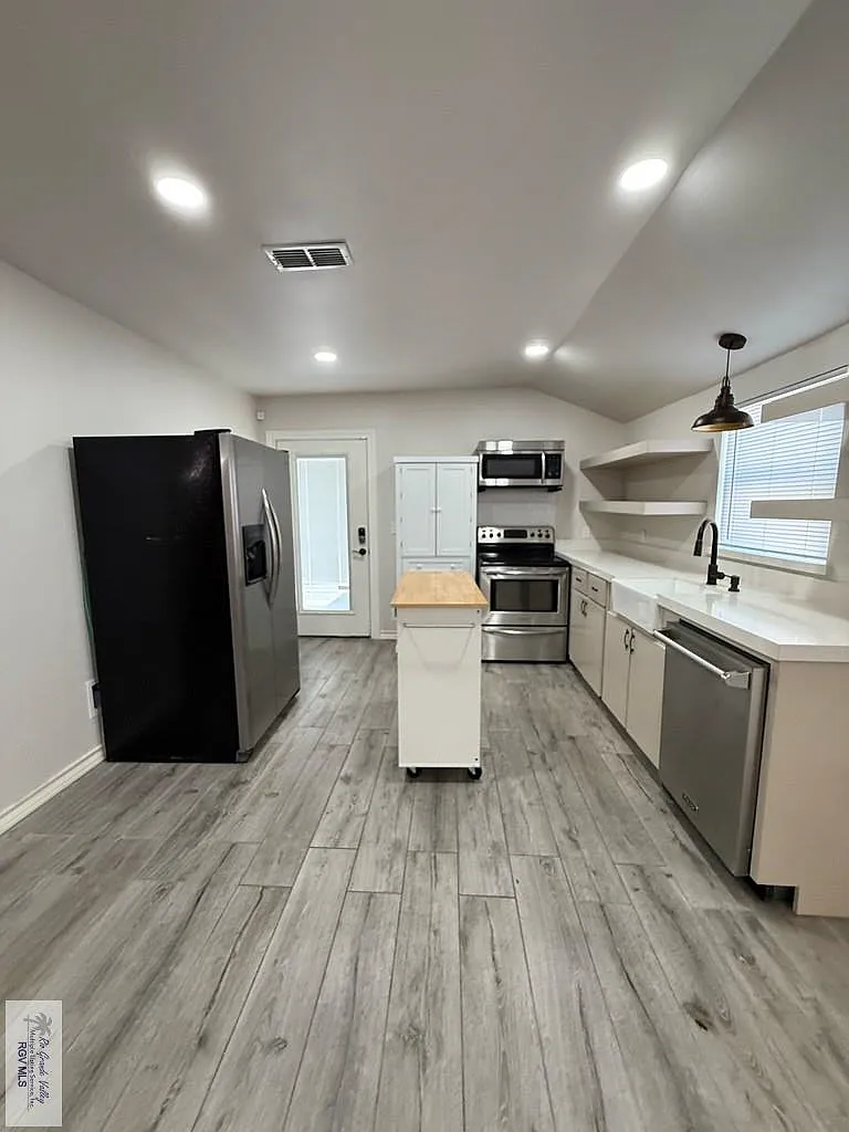 2 bed, 1.0 bath, 780 sqft, $1,300 — Photo 3