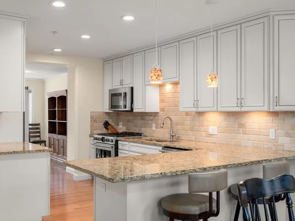 60 Lenox St #13, Norwood, MA 02062