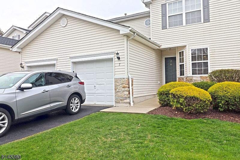 1st image of 7 Lakeview Dr