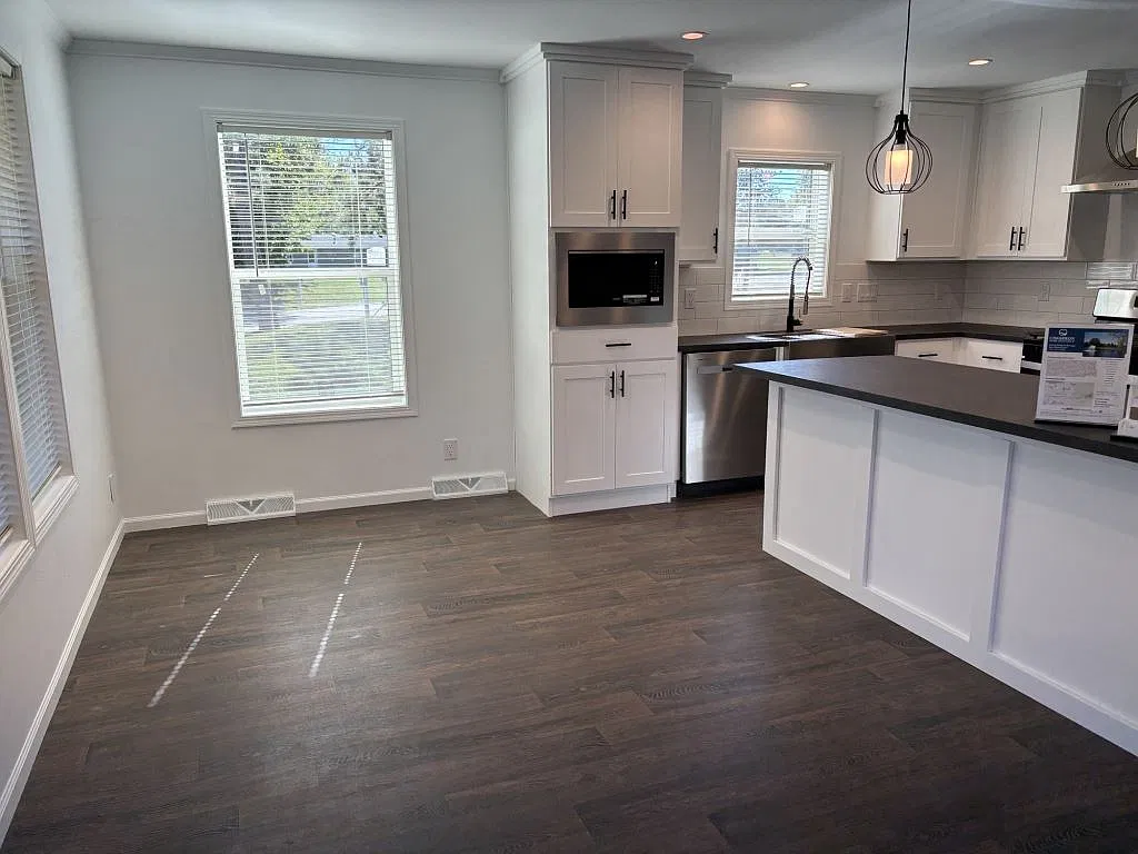3 bed, 2.0 bath, 1356 sqft, $2,000 — Photo 4