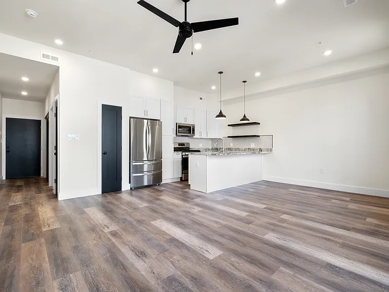 2025 Amber St #B — Photo 5