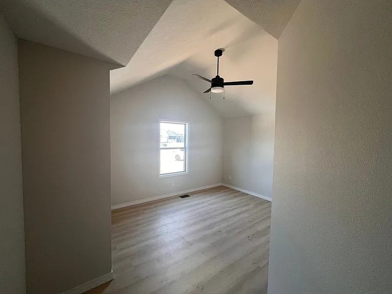 664 W Brook Hollow Rd — Photo 16