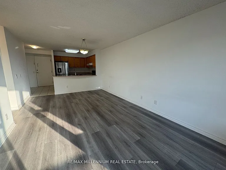 25 Kingsbridge Garden Cir #423 — Photo 17