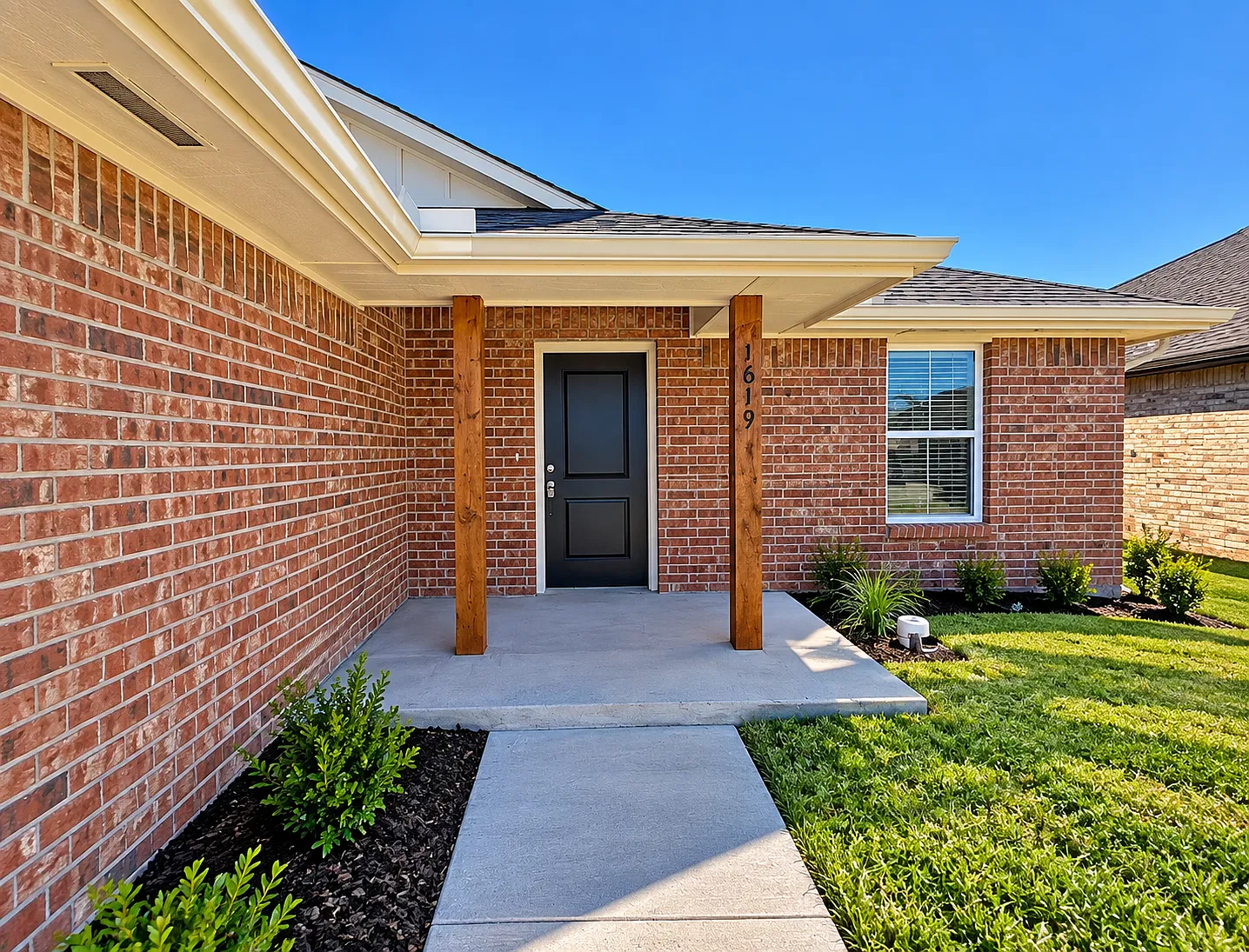 3 bed, 1200 sqft, $1,740 — Photo 2
