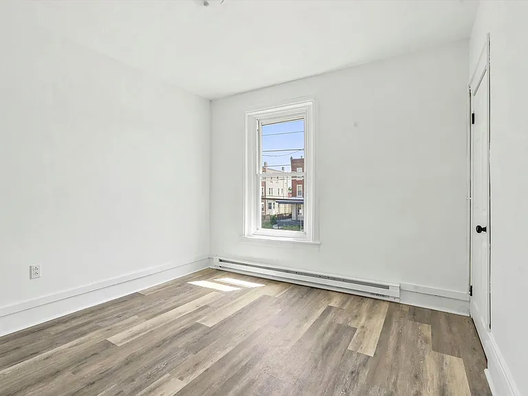 914 Belmont Ave — Photo 6