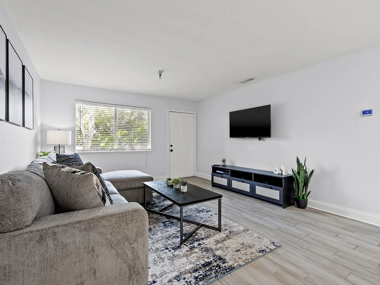2 bed, 1015 sqft, $3,300 — Photo 4