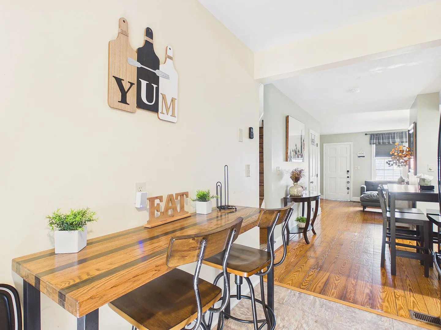 Cute 3 Bedroom on Grand Street — Photo 4