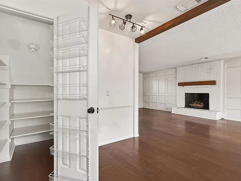 20211 Salzburg Ln — Photo 17