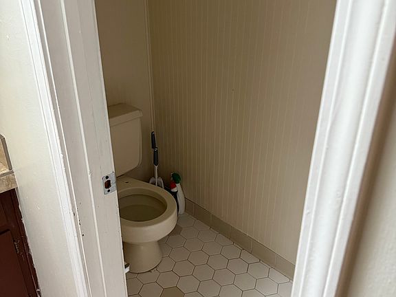 5th image of 136 Woodbine Cir