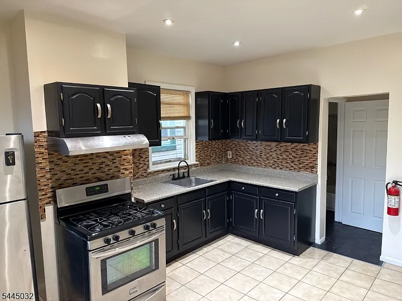 2 bed, 1.0 bath, $1,900 — Photo 4