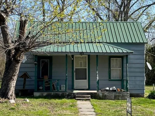 303 E Main St, Iberia, MO 65486