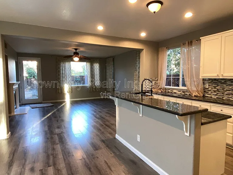 352 Goodall Dr — Photo 5