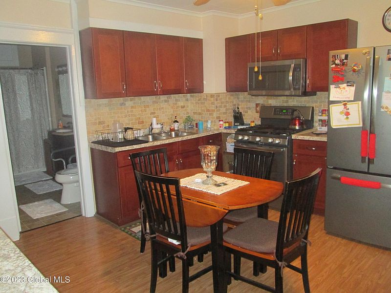 4th image of 129 Kingsboro Avenue