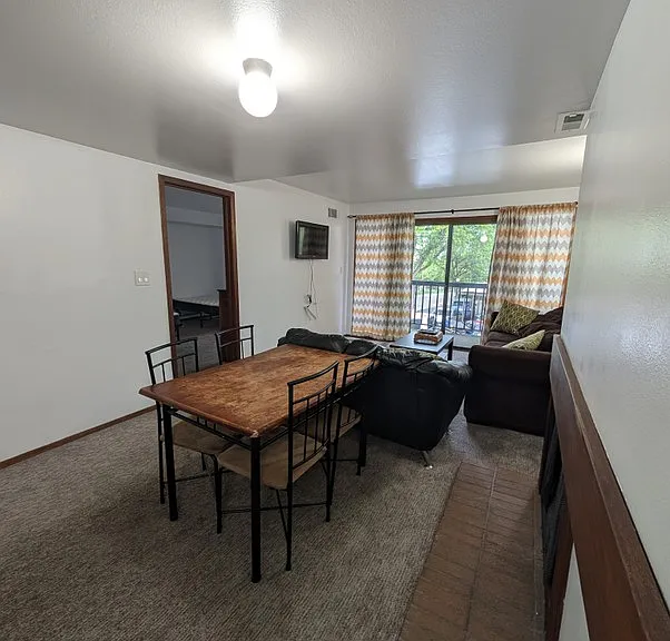 1091 Country Hills Dr — Photo 3