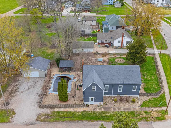 101 W 8th St, Delavan, IL 61734