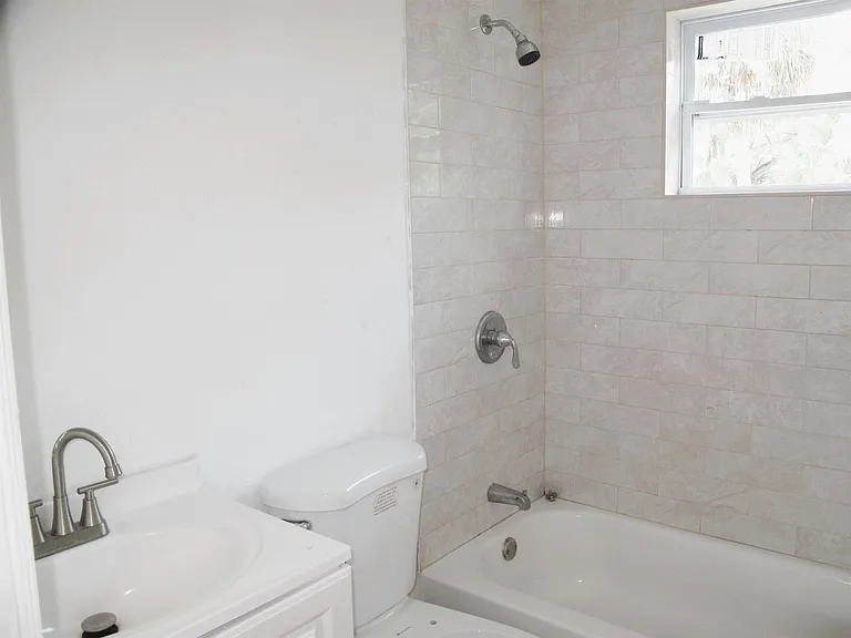 340 NW 6th St — Photo 11