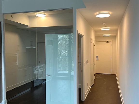 3rd image of 8 Manor Rd W #307